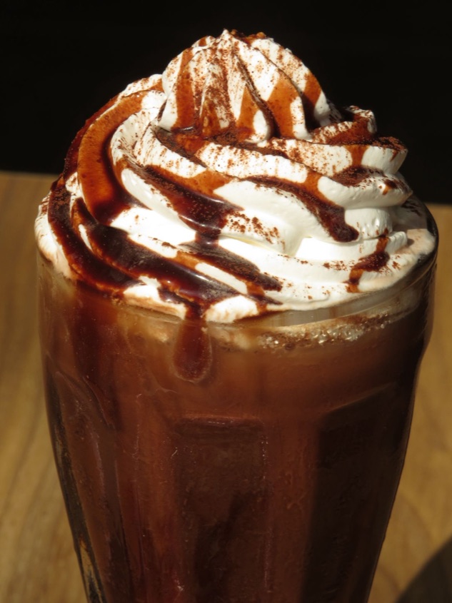 Frapuccino con crema batida y caramelo