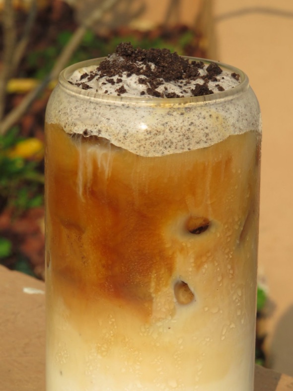 Café helado con cold foam de amari