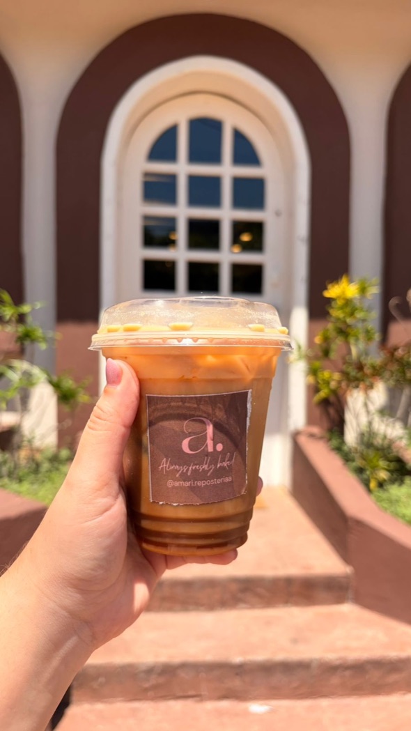 Café para llevar en vaso de amari